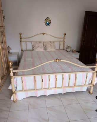 Letto matrimoniale classico vintage crema e ottone