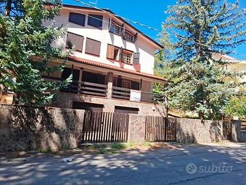 Villa di 250 m² con più di 5 locali e box auto dop