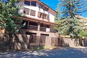 Villa di 250 m² con più di 5 locali e box auto dop