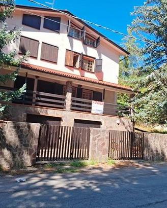 Villa di 250 m² con più di 5 locali e box auto dop