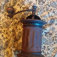 Antico macinino da caffè manuale in metallo