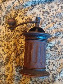 Antico macinino da caffè manuale in metallo