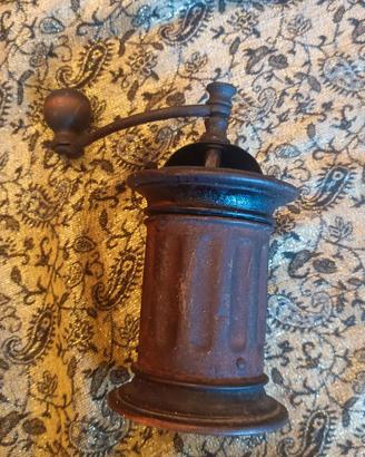 Antico macinino da caffè manuale in metallo