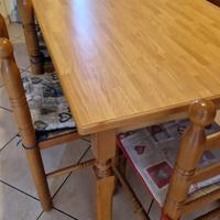 Tavolo da cucina con sei sedie