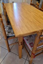 Tavolo da cucina con sei sedie