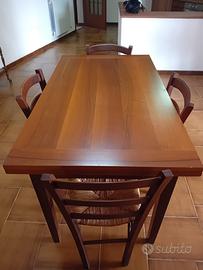 Tavolo in legno con 4 sedie
