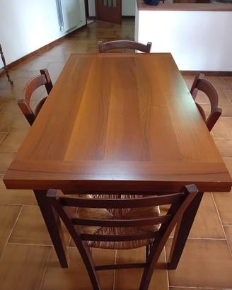 Tavolo in legno con 4 sedie