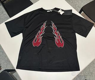 Maglietta nera traforata con stampe fiamme