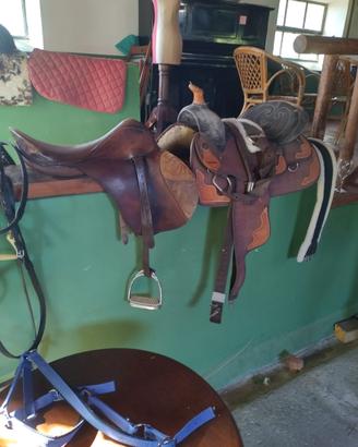 Due selle per equitazione