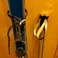 Sci vintage anni 50 con scarponi da vetrina negozi