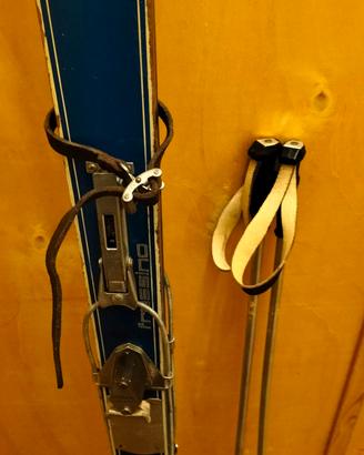 Sci vintage anni 50 con scarponi da vetrina negozi