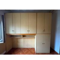 Armadiatura a ponte in legno chiaro