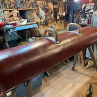 Cavallo da ginnastica vintage in pelle e legno