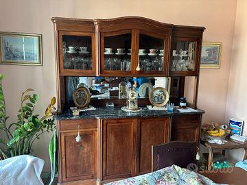 Mobili d'epoca più tavolo con sedie 