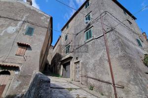 Casa indipendente di 93 m² con più di 5 locali a A