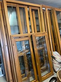 Stock di serramenti in rovere lamellare