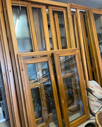 Stock di serramenti in rovere lamellare