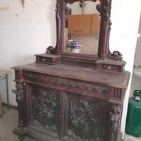 Mobile antico con intagli