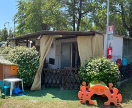 Casetta con roulotte in campeggio bungalow