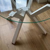 Tavolo con ripiano in vetro