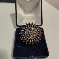 Anello in argento, granato e marcasite.