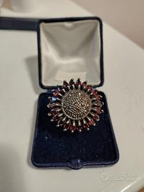 Anello in argento, granato e marcasite.