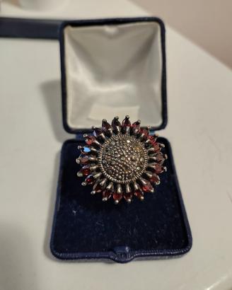 Anello in argento, granato e marcasite.