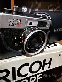 Macchina fotografica Ricoh 500 Rf con flash