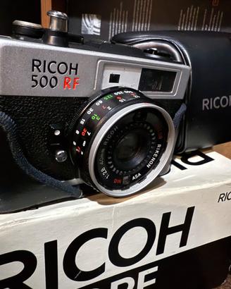 Macchina fotografica Ricoh 500 Rf con flash