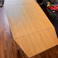 tavolo Ikea in legno con lati richiudibili