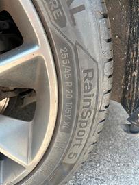 Pneumatici quasi nuovi per cambio auto