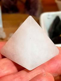 Piramide in Quarzo Latte