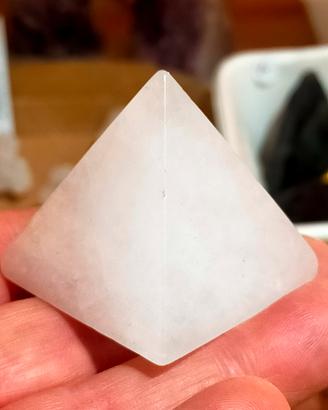 Piramide in Quarzo Latte