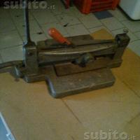 Taglia piastrelle antico