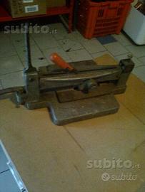 Taglia piastrelle antico