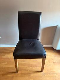Sedia in ecopelle marrone scuro con gambe in legno