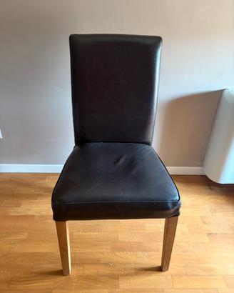 Sedia in ecopelle marrone scuro con gambe in legno