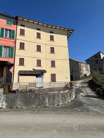 Casa indipendente di 150 m² con più di 5 locali a 