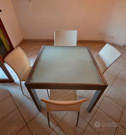 TAVOLO IN METTALLO E VETRO ALLUNGABILE  + 4 SEDIE
