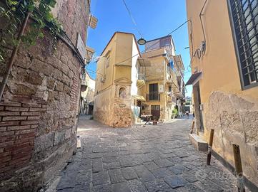2 LOCALI A NAPOLI