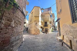 2 LOCALI A NAPOLI