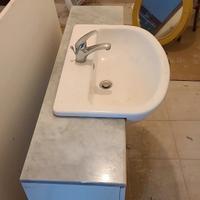 Mobile bagno con specchiera e rubinetto