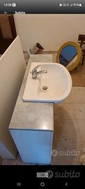 Mobile bagno con specchiera e rubinetto