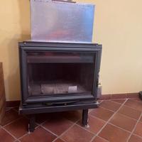Camino in ghisa da incasso con canalizzazione aria