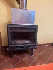 Camino in ghisa da incasso con canalizzazione aria