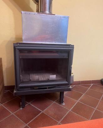 Camino in ghisa da incasso con canalizzazione aria