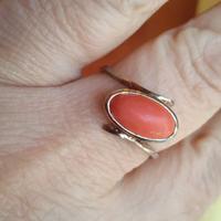 Anello in argento bagno oro con corallo rosso