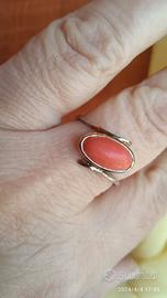 Anello in argento bagno oro con corallo rosso