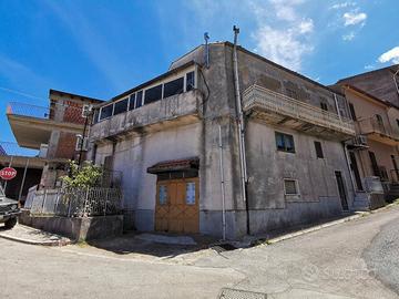 Casa indipendente con due piani e garage