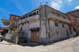 Casa indipendente con due piani e garage